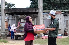 Ustaz ebit dituduh guna duit sumbangan untuk kereta mewah | reaction ustaz ebit lew dan derry sulaiman ini puncanya keluarga daif tolak bantuan ebit lew, tindakan ustaz selepas itu buat ramai kagum. Kita Lemah Tapi Tuhan Beri Juga Upaya Kepada Kita Untuk Bantu Yang Lain Ustaz Ebit Lew Gempak