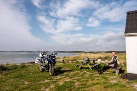 Hier aanschouw je een landschap dat je op geen enkele manier aan scandinavië doet denken. Denemarken Eilandhoppen Van Der Wal Motoren