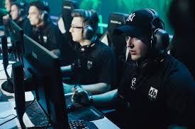 Просмотров 12 тыс.8 лет назад. E Sport Mistrzostwa Uczniow I Studentow Pawel Fajdek Rzucal Komputerem Do Celu