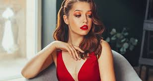 Gold and rose gold prom makeup. The Best Makeup For A Red Dress 10 Flattering Looks L Oreal Paris