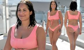 Elle compte sur cet été pour se transformer en candidate et prouver aux français qu'elle peut être bien plus que maire de la capitale. Malin Andersson Montre Fierement Ses Courbes Alors Qu Elle Se Deshabille Jusqu A Son Bikini Sous La Canicule Pour Laver Une Voiture Avant La Tombola Caritative International News Blog