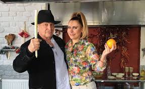O lista completa de articole ce au eticheta mircea dinescu | pagina 1. Mircea Dinescu IntrÄƒ In Lumea Modei In Prima EdiÅ£ie PoliticÄƒ Si DelicateÅ£uri Din 2020 Adina Buzatu Va Fi Invitata Sa Tvmania Ro