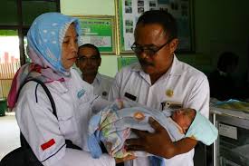 Ini adalah cerita antara aku dengan mantan kekasihku wanita itu adalah adik kelasku sendiri, panggil saja namanya gesta. Telusuri Perempuan Hamil Di Luar Nikah