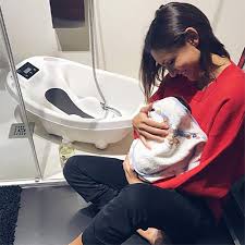 Badeeimer fallen da schon deutlich platzsparender aus. 0 24 Monate Babywanne Aquascale Badewanne Fur Baden Baby Mit Digitale Babywaage Und Badethermometer Und Stand Fur Babywanne Aquascale Badewanne Fur Baden Baby Mit Antirutschfunktion Badewannen Sitze Baby Livemillennium Com