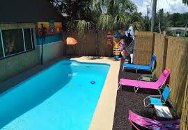 rubber mulch next to pool deck some pool sings added zwembad buiten