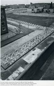 Alfred Eisenstaedt No Man S Land A Mined Area Beyond The Berlin Wall East Berlin September 1979 The Photograph Taken From The Building In West Berli Com Imagens Berlim