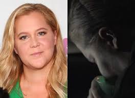 Informação demais? Grávida, Amy Schumer mostra enjoo a caminho de  apresentação