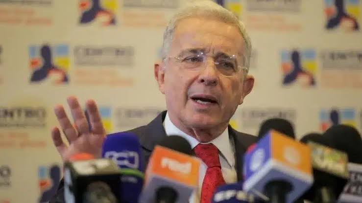El expresidente Álvaro Uribe es citado a indagatoria por dos masacres de  paramilitares | Ondas del Porvenir