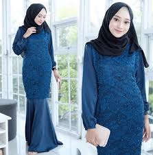 Menjahit baju sendiri di kang jahit menjadi pilihan beberapa orang ketika baju yang diperjual belikan tidak sesuai dengan ekspektasi, baik model, bahan, maupun ukuran. Gamis Brokat Rok Duyung Nusagates