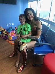 Gal Gadot Dresses Up In Full Wonder Woman Costume And Surprises Young Fan At A Childrens Hospital Animal Gal Gadot Gal Gadot Wonder Woman Wonder Woman Costume