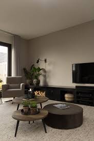 Hier Komt De Kleur Van Flexa Urban Taupe Mooi Tot Zijn Recht Met Het Grote Lange Zwarte Meubel Woonkamer Ontwerp Interieur Woonkamer Huis Interieur