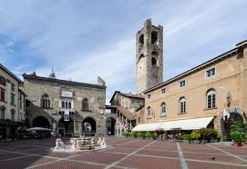 Bergamo is the second most visited city in lombardy after milan. Datei Bergamo Piazza Vecchia 2016 06 Cn 01 Jpg Wikipedia