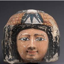 من الواضح أنها كانت جميله جدا Head of ancient Egyptian Woman New Kingdom,  Ramesside Dynasty: 19-20 Date: ca. 1250–1070 B.C. The head is an example of  late Ramesside private statuary. With her
