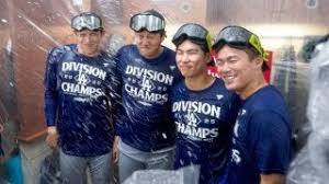 大谷翔平＆山本由伸＆佐々木朗希＆キム・ヘソンのアジア出身４選手シャンパンファイトで記念撮影 | 野球 | スポーツブル (スポブル)
