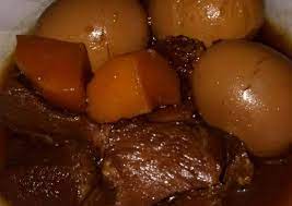 Selain dua bahan utama tersebut, ada juga komposisi lain yang menyertai seperti telur, bawang putih, penyedap rasa, dan garam. Resep Semur Daging Kentang Telur Yang Sempurna Bumbu Ibunda