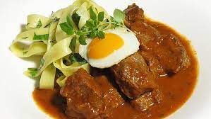 Jetzt ausprobieren mit ♥ chefkoch.de ♥. Schuhbecks Meine Flexitarische Kuche Rindergulasch Mit Krauternudeln Rezepte Schuhbecks Br Fernsehen Fernsehen Br De