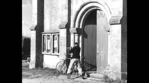 C'est en mai 1947 que jacques tati donnait le premier tour de manivelle de son film « jour de fête » à sainte sévère, transformant alors le. Jour De Fete De Jacques Tati Extrait 2 Youtube