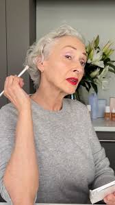 Rose-Marie’s method for applying eyeshadow