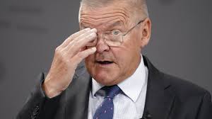 Nationalbanken trodser ECB og nøjes med mindre rentestigning