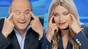 73 risultati per gerry scotti. Striscia La Notizia Gerry Scotti E Michelle Hunziker Cinesi Fanno Scattare Una Polemica Che Arriva Fino In America Biccy It