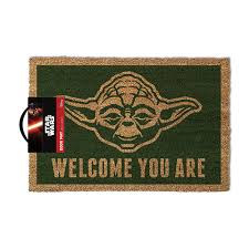 Mais…vous auriez bien besoin d'un petit coup de on se déguise comment lors d'une fête d'anniversaire star wars ? Paillasson Star Wars Welcome You Are A L Effigie De Maitre Yoda Sur Logeekdesign