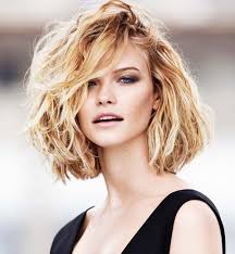 Trouvez un nouveau look bien à vous, avec une coiffure sensuelle et ondulée parfaite en toute occasion. Cheveux Ondules 25 Facons De Sublimer Ses Boucles Modele Coupe De Cheveux Coupe De Cheveux Coiffure Cheveux Boucles
