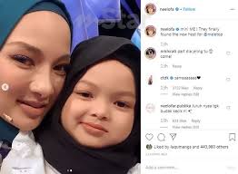 Dakwa netizen, bayangan wajah dan bentuk bibir neelofa di sebalik purdah yang dipakainya amat jelas. Mini Me Bertemu Naura Akhirnya Jumpa Neelofa Bapa Tak Tolak Jika Ada Tawaran Berlakon Iklan Saya Pun Kerja Kilang Saja Viral Mstar