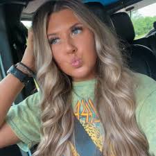 Lexi Mitchell (@lex.layne)