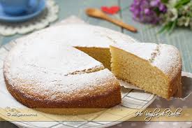 Dopo pasta frolla, muffin e pan di spagna ho deciso che era giunto il momento di provare a cimentarmi di nuovo con queste farine così delicate e difficili da gestire per chi è alle prime armi. Torta 5 Minuti Senza Glutine