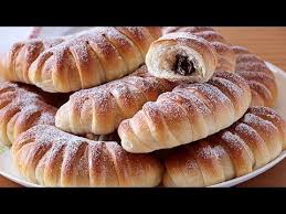 Aprende Como Hacer En Casa Riquisimos Cuernitos Rellenos Con Crema De Chocolate Para Asi Complacer A Tus Sere Cuernitos Rellenos Chocolates Rellenos Cuernitos