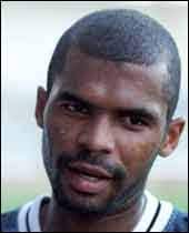 Cleberson martins de souza, mais conhecido apenas como cleberson (macatuba, 17 de agosto de 1992), é um futebolista brasileiro que atua como zagueiro ou volante. Futebol