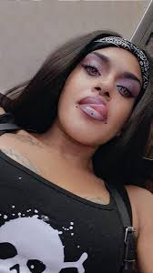 Superficial interactions in social groups