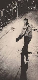 London calling to the faraway towns now war is declared, and battle come down london calling to the underworld come out of the cupboard, you boys and girls london calling, now don't look to us phoney beatlemania has. The Clash London Calling Gitarre Bass