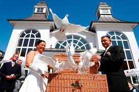 Bilder finden, die zum begriff hochzeitskleid passen. Eternity Brautmoden Dachau Home Facebook