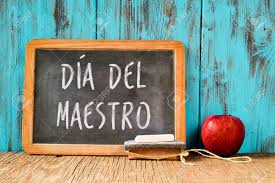 El día del maestro es una festividad que nace en el siglo xx y que está ampliamente distribuida por el mundo. Eine Tafel Mit Dem Text Dia Del Maestro Lehrer Tag In Spanisch Geschrieben Ein Stuck Kreide Einen Radiergummi Und Einen Roten Apfel Auf Einem Rustikalen Holztisch Mit Einem Retro Effekt Lizenzfreie Fotos Bilder