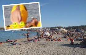 Schauplatz ist der großartige zrce beach in kroatien , einer halbinsel mit dem namen pag island. Zrce Junges Parchen Hat Sex Am Strand Und Erntet Dafur Applaus Video Kosmo