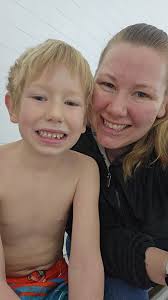 What are some dye-free juice options with a blackberry lemonade flavor for  a 6-year-old?