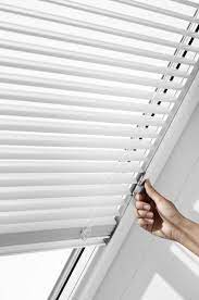 Aber auch für ungenormte dachfenster fertigen wir ihnen ihre jalousie nach maß. Jalousien Fur Ihr Dachfenster Velux