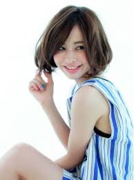 ショートヘアの女の子って本当にかわいい その中でもボブは最強にかわいい 近頃人気の芸能人はみんなワンレンボブだった 男女問わず 一番のモテヘア ワンレンボブの可愛さを知って 俄然色っぽさが引き立つワンレンで誰よりもエロかわいい 女の子を目指そ