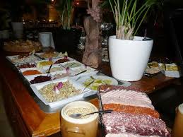 En raison des mesures gouvernementales, le zooparc et les hôtels de beauval rouvriront leurs portes le samedi 6 février 2021, sous réserve de l'autorisation des autorités. Buffet Picture Of Les Jardins De Beauval Saint Aignan Tripadvisor