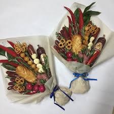 как сделать букет из пива и закуски своими руками Muzhskoj Kolbasnyj Buket Studiya Rozmarino Food Bouquet Edible Bouquets Edible Gifts