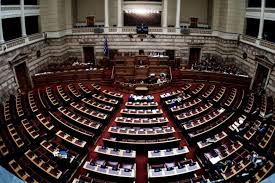 Με 158 ψήφους υπέρ και 142 ψήφους κατά, υπερψηφίστηκε στη βουλή, το βράδυ της τετάρτης (16.06.2021), επί της αρχής και επί του συνόλου το εργασιακό νομοσχέδιο. Boylh Stoys 1 570 Eftasan Oi Ypallhloi Epipleon 595 Episthmonikoi Synergates Hmerhsia