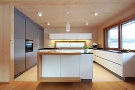 grosse wohnkuche in weiss und anthrazit in einem modernen holzhaus viel kopffreiheit uber der kochinsel durch modern wooden house modern kitchen kitchen design