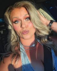 Sarah Lamay's Instagram, Twitter & Facebook