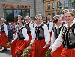 In lettland haben etwa 1500 menschen an einem gedenkumzug für lettische soldaten teilgenommen. Die Liebe Zu Lettland Interkultur