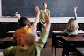 Resultado de imagen de alumnos estudiando con profesor