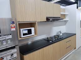 Kabinet dapur terkadang menjadi sorotan dari suatu kitchen set karena bagian ini merupakan bagian yang terpenting dari kitchen set dan kabinet ini merupakan juga salah satu inti dari suatu kitchen set yang anda miliki di rumah. Trend Kabinet Dapur Gabungan Warna Digemari Serendah Rm 5000 Kitchen Cabinets Home Decor Kitchen