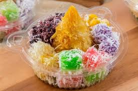 Didihkan air, kemudian aku kukus dl kelapa parutnya kira2 5 menit saja, lalu taburi sejumput garam. Cara Penjual Kue Tradisional Indonesia Bersaing Dengan Kue Modern Halaman All Kompas Com