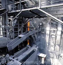 Mit beeindruckenden aufnahmen vom gesamten gelände wird die „transformation des industriekomplexes hin zu einem zukunftsstandort veranschaulicht. Kokerei August Thyssen Duisburg Stilllegung 1998 Mediendatenbank