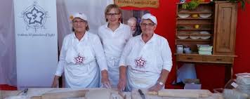 Teglio, considerata la capitale gastronomica della valtellina e patria dei pizzoccheri, propone negli ultimi mesi dell'anno numerosi weekend all'insegna del gusto per assaporare i pizzoccheri dell' accademia del pizzocchero e altri piatti della tradizione locale abilmente rielaborati dagli chef dei ristoranti tellini. La Ricetta Modificata Dei Pizzoccheri Basta Che Li Si Chiami In Un Altro Modo Cronaca Teglio